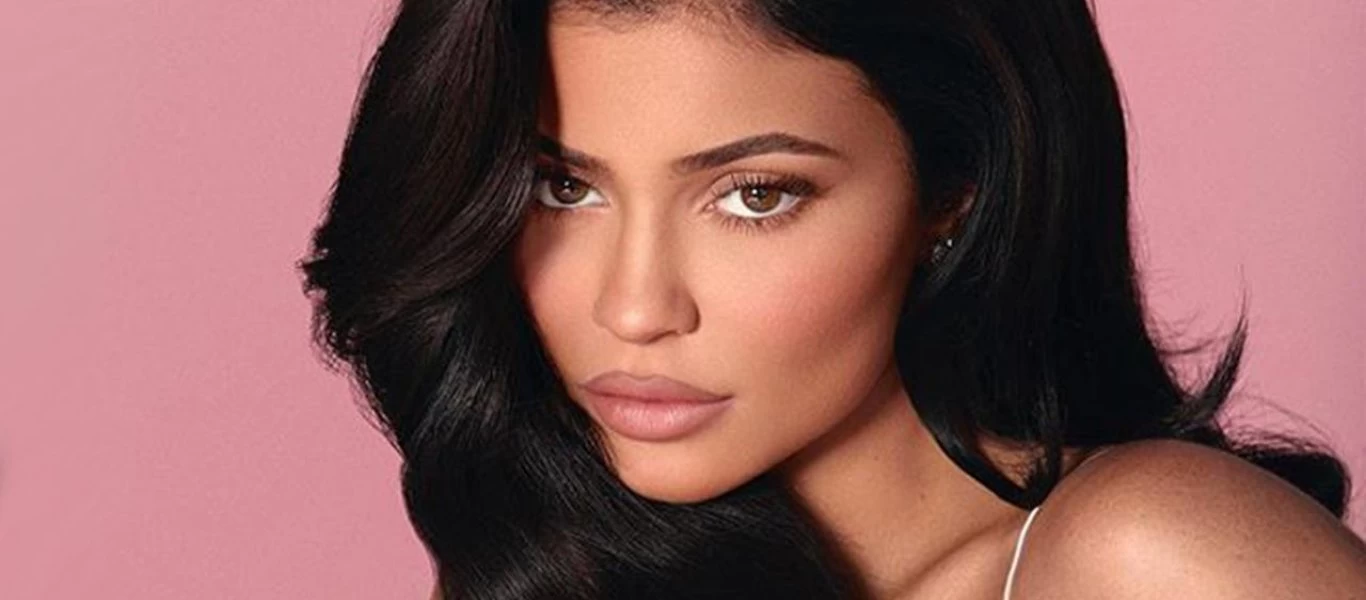 Κάιλι Τζένερ: Kαυτές καληνύχτες... σε ρόζ εσώρouχα! (βίντεο)